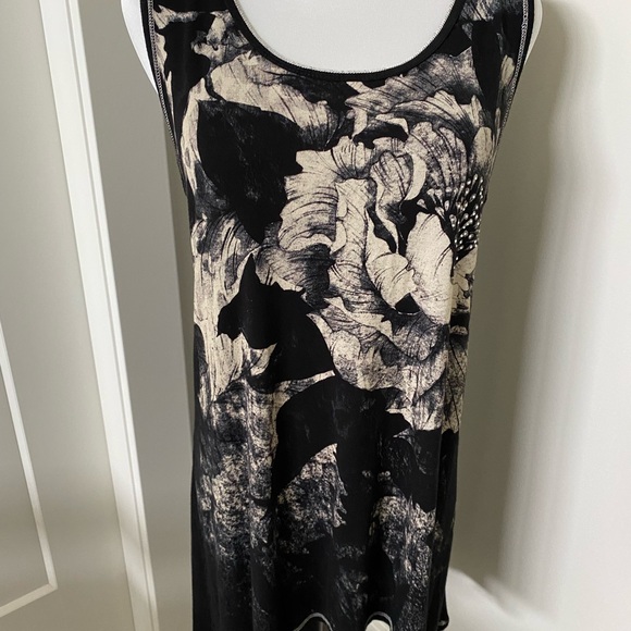 High Low Sleeveless Floral Top - Picture 2 of 4